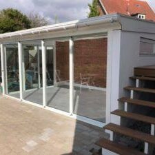 Udestue på beton terrasse og trappe ved siden af
